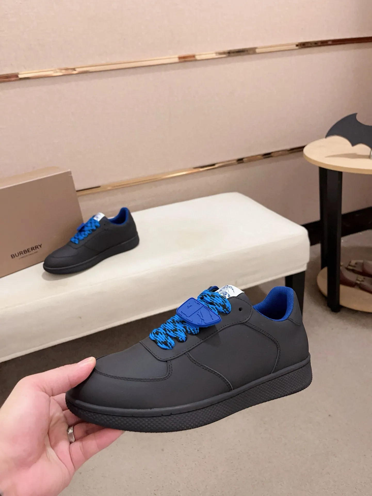 Men's shoes 💰: 560💰🇮🇹🇮🇹The counters are synchronized with Burberry's top purchasing agents🔍🔍Synchronized sales. Positive code number: 38-44. Italian imported cowhide, fully imported sheepskin lining, sole: original sole provided by the original factory, exclusive movable molded sole, super comfortable, original factory follow-up order, 🔍🔍high quality, you can enter and leave the counter at will, welcome to compare (45 yuan for customization, no return or exchange)